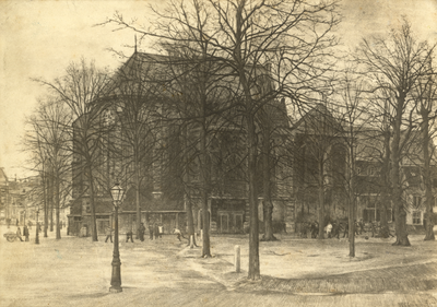 404526 Gezicht op het Janskerkhof met de Janskerk te Utrecht uit het noorden.